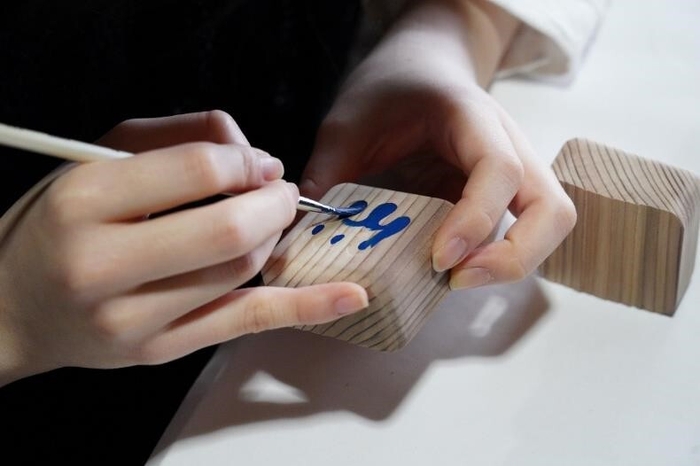 一つ一つ職人が絵付けを行う