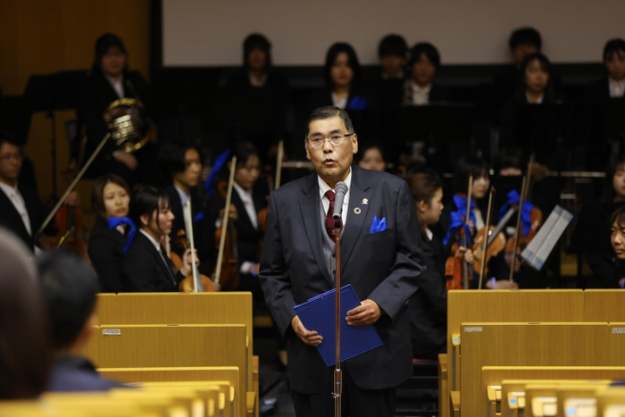 あいさつする小原学長