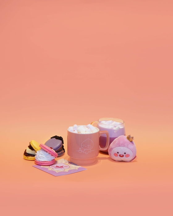 ピンクマシュマロココア 600円/トゥンカロン 各540円(ヨーグルト/あんバター/オレオ)