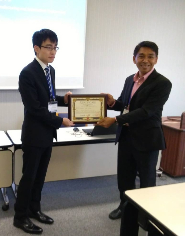 2度目のベストプレゼンテーション賞を受賞した楠瀬さん(左)