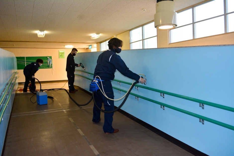 清掃や消毒にかかる労力やコスト、ストレスが大きく軽減されます。