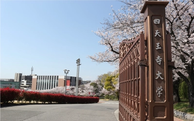 ＜コロナ禍の学位授与式＞ 3密を避け、式典参加は卒業・修了生に限定