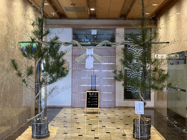 2本の柱にしめ縄飾りを取り付けた仙台門松（松島一の坊）