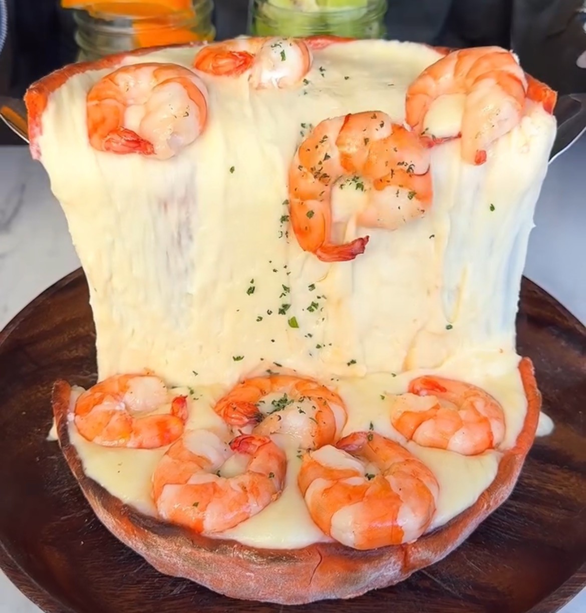 海老の旨みとチーズのコクが融合する進化系シカゴピザ