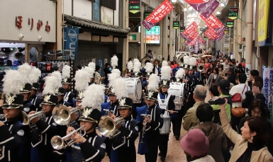 筑前の國いいづか街道まつりにバトン部および吹奏楽部が出演　ステージ演奏とパレードで地域を盛り上げる