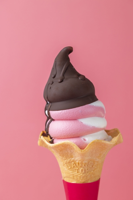 いちごミルクソフトにパリパリチョコソース