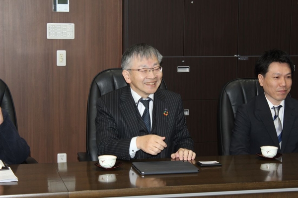 視察団一行と歓談する平野学長（中央）