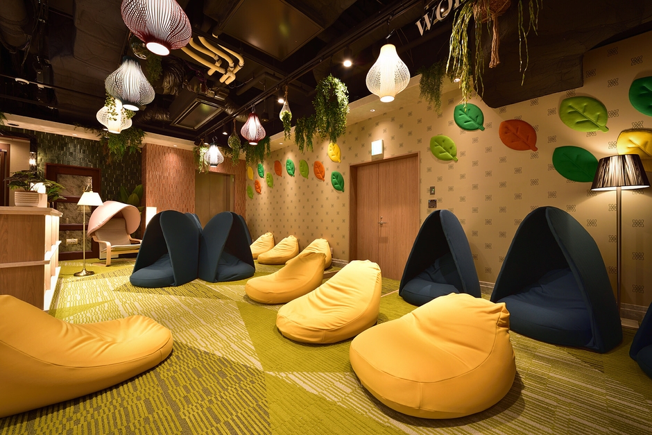 サウナ後にくつろげるリラックスエリア