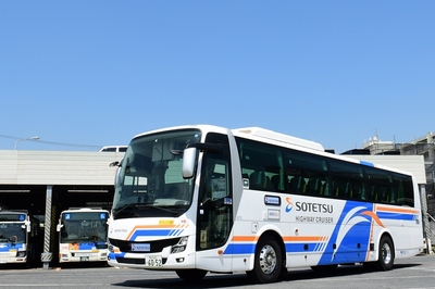運行する高速乗合バス（イメージ）