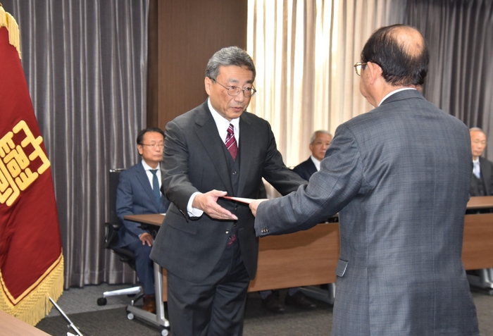 立花理事長から表彰状を渡される伊藤教授