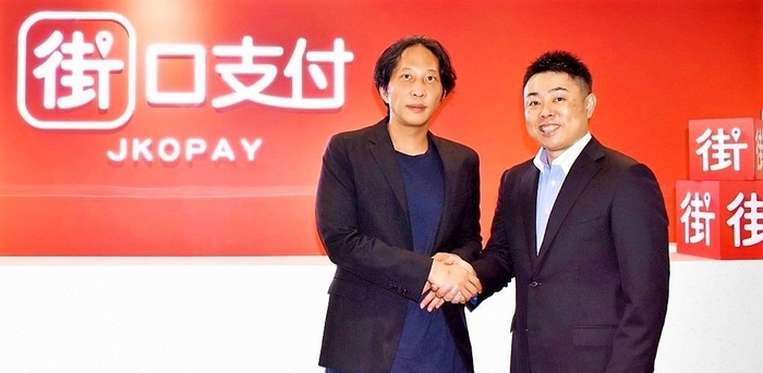 写真左：JKOPAY CEO　胡亦嘉(Kevin)氏、右：ニッポンプラットフォーム 代表取締役社長 兼 CEO　高木 純 