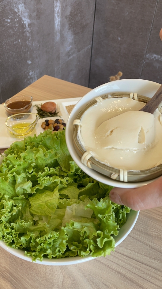 豆腐は《有機×手作り》ならではの濃厚な味わい!まずは豆腐だけで楽しんでいただくのもオススメです。