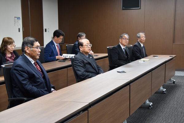 立花理事長（中央）ら本学側出席者