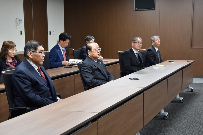 立花理事長(中央)ら本学側出席者