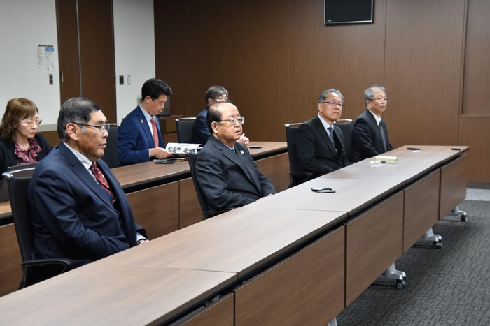 立花理事長(中央)ら本学側出席者