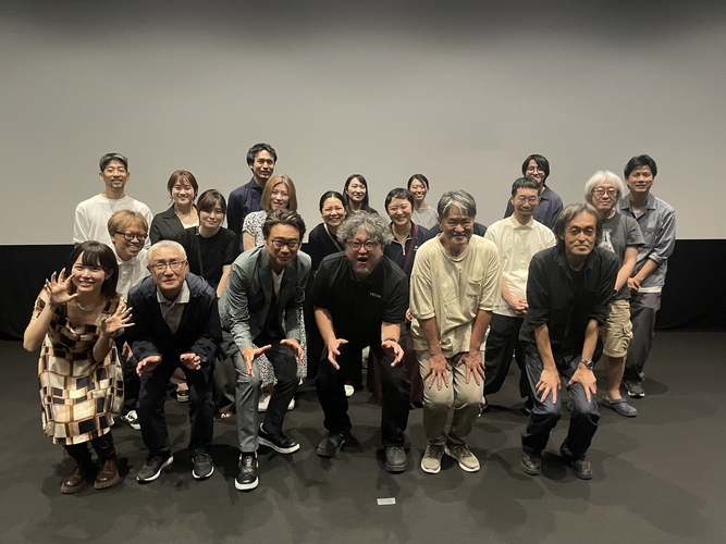 樋口真嗣監督、4K修復プロジェクトの関係者とポーズをとる船越さん、マリンちゃん