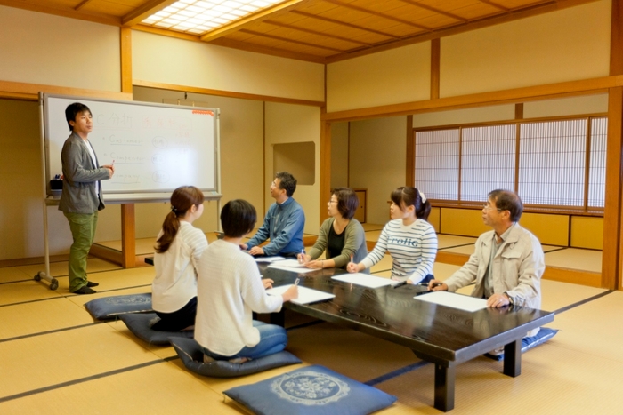 静寂さを感じさせる茶室ミーティング