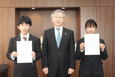 学長表彰を受けた箱崎さん(左)と福田さん(右)。中央は平野学長