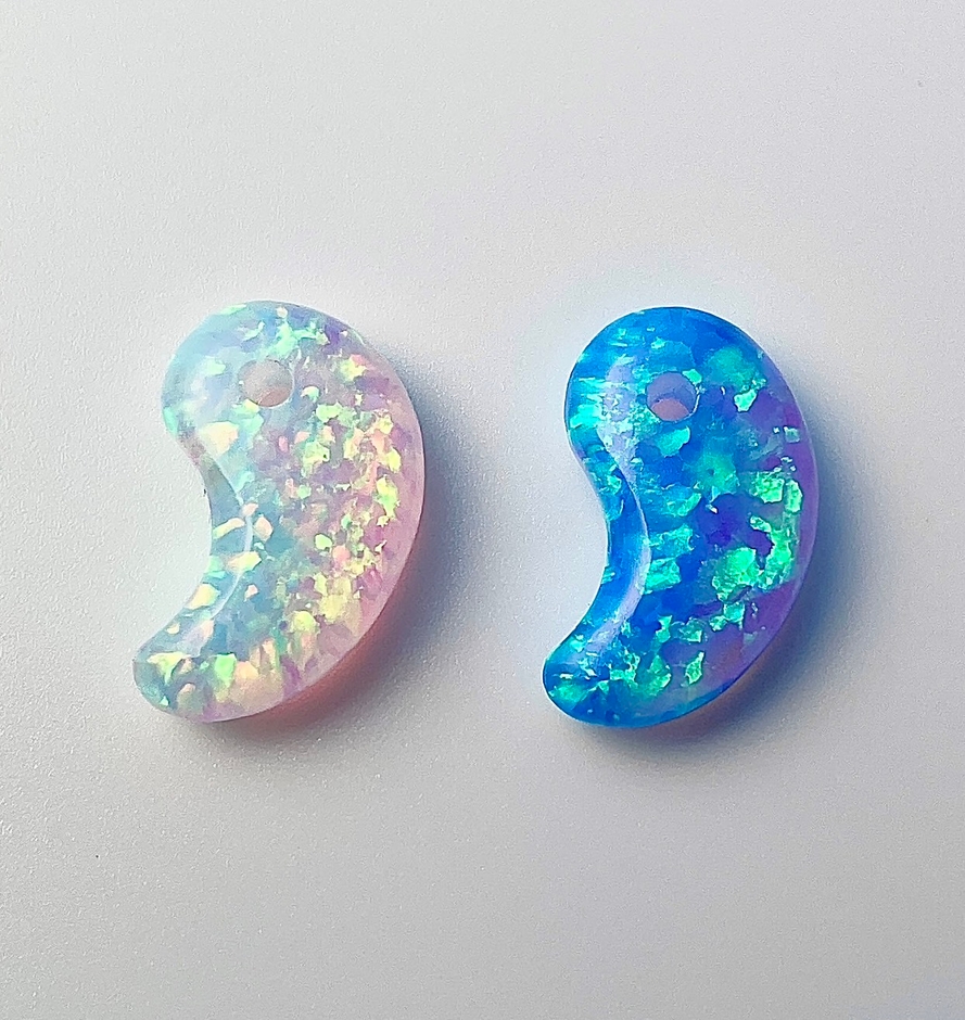 人工オパールの勾玉