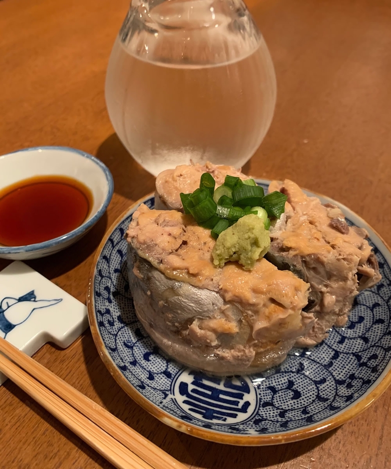 山田の『あっという間しめ鯖』は、担当書籍『生の魚じゃ、こうはいかにゃいシリーズ① 鯖缶』(2018年)より。 鯖缶で作る簡単おつまみを料理家にリクエスト、数時間にわたる熱い打ち合わせの末に誕生した名作レシピ!