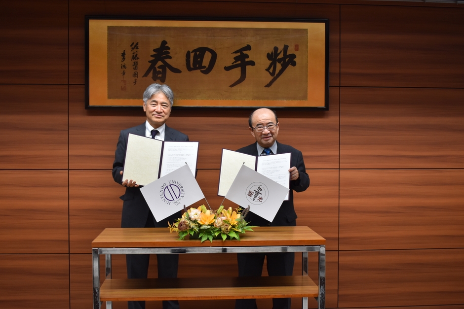 順天堂大学代田学長(左) 静岡聖光学院中学校・高等学校工藤理事長・校長(右)