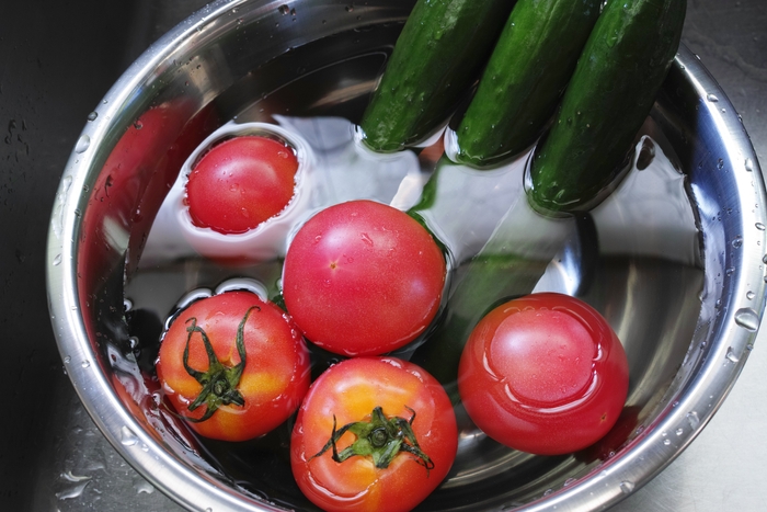 麻炭水でお野菜を洗う