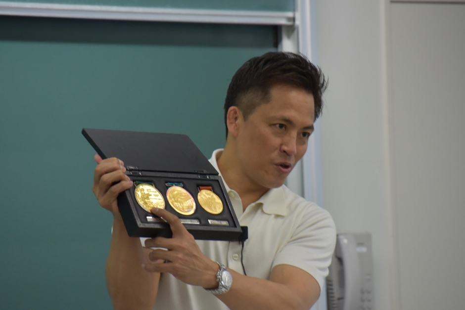 3個の金メダルを披露する野村特任教授
