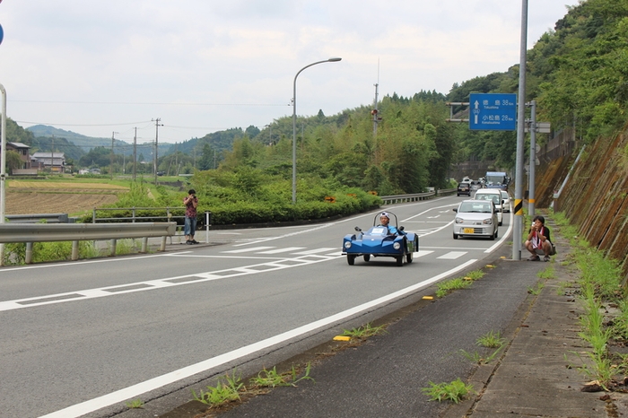 福山大学「EV四国一周プロジェクト2015」の様子