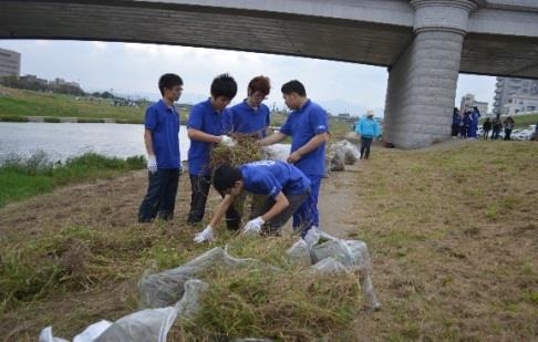 清掃活動中の学生たち（昨年度）