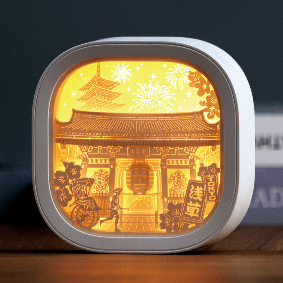 「浅草人情物語」浅草のシンボル・雷門を中心に、活気ある街の魅力を表現。