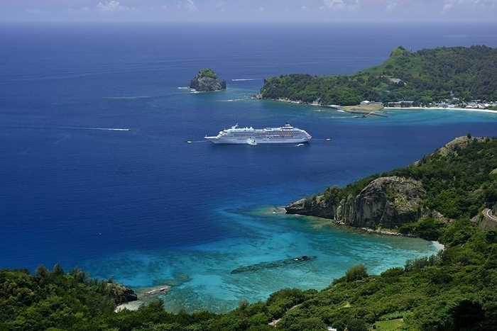 小笠原の飛鳥II(撮影：中村武弘)