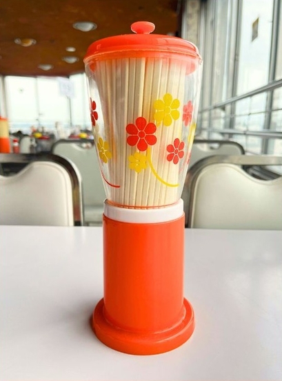 マルカンビル大食堂にあるレトロな箸立て