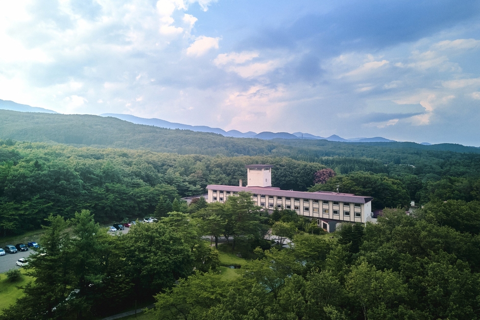 蔵王国定公園内の森に佇む、ゆと森倶楽部。グループ内で最初に温泉廃熱システムを導入