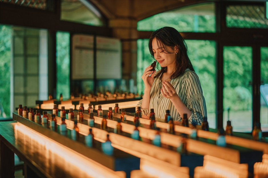 約80種の天然エッセンシャルオイルの香りを体験「至高の香り探し」