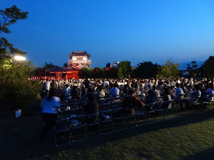 客席後方 夜