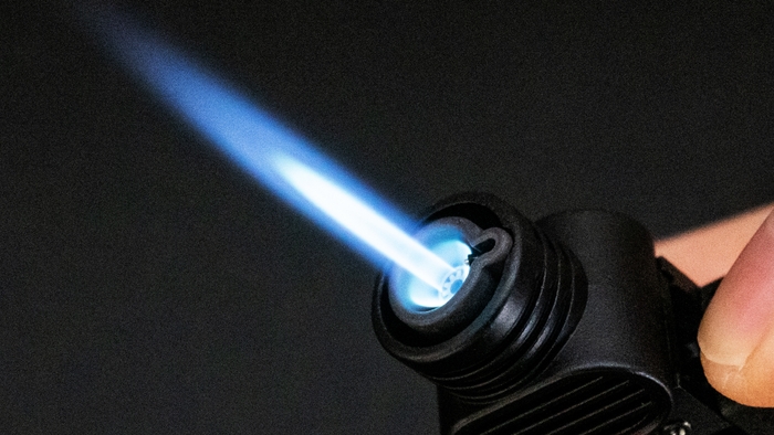 約1,300℃の強力なバーナー炎