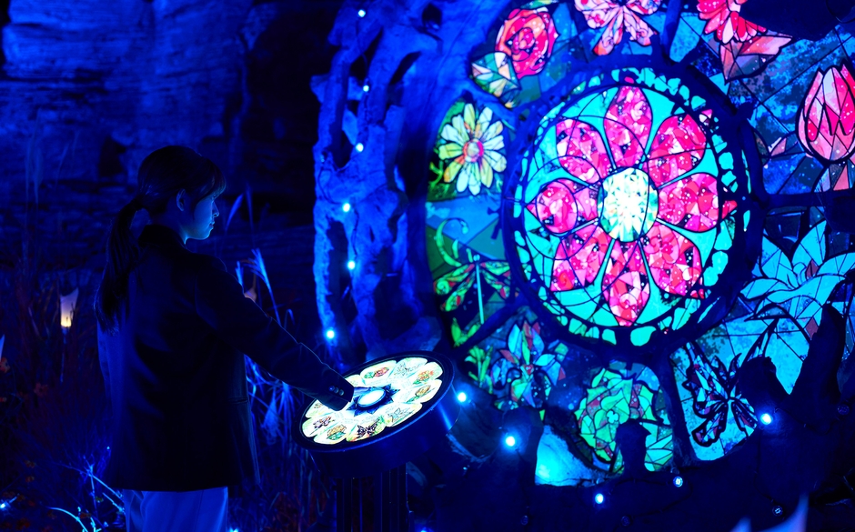 (左)「花占いの泉」イメージ