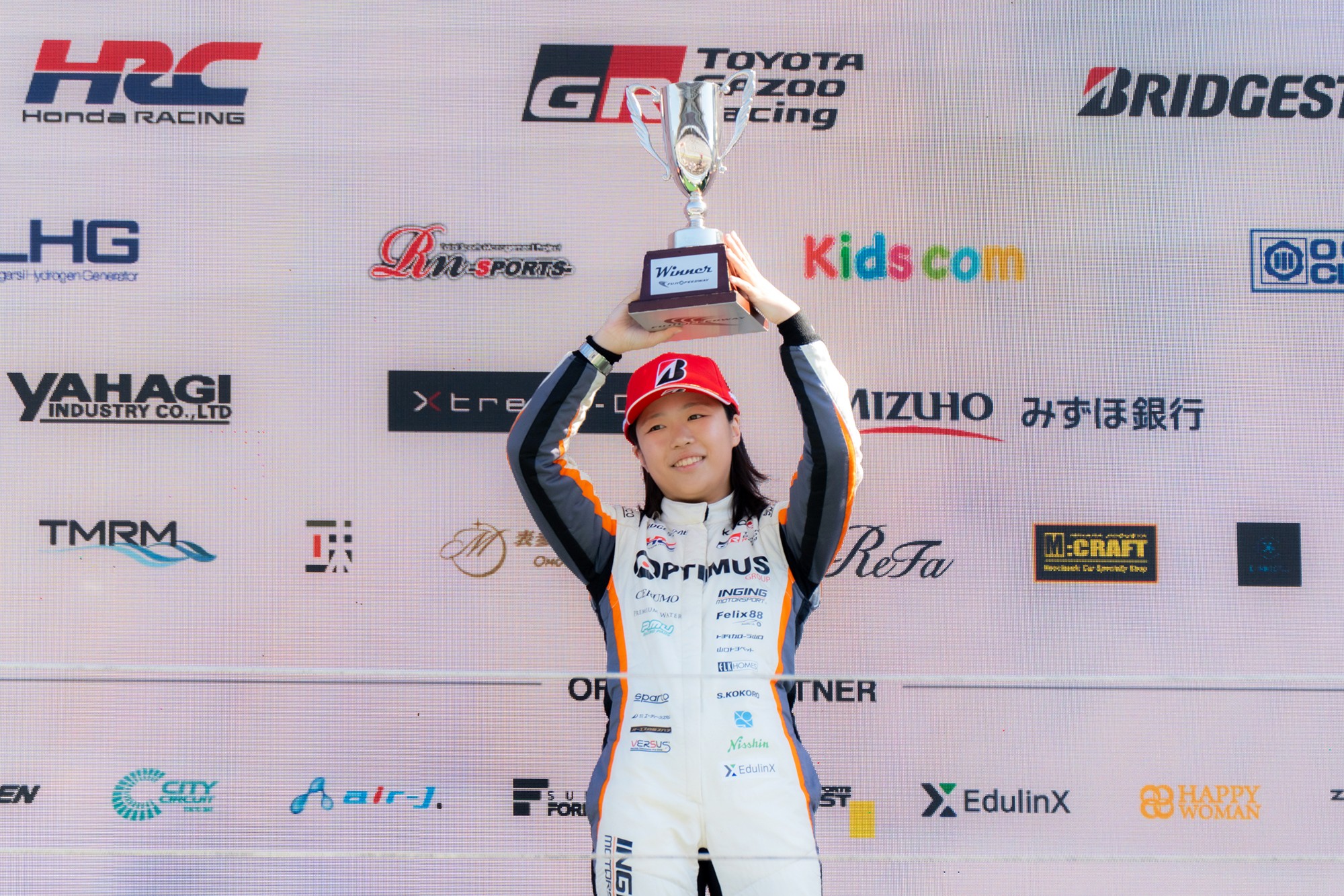 秋のスーパーフォーミュラ併催大会で翁長実希が今季初優勝、
佐藤こころが待望のKYOJO初優勝飾る