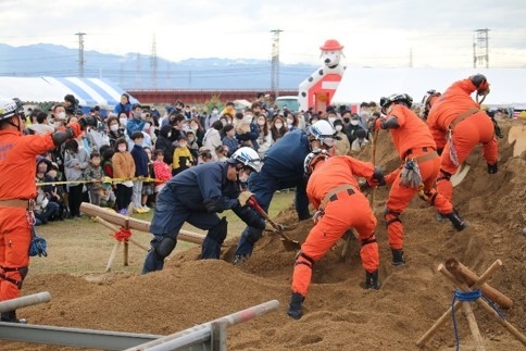 警察犬による埋没土砂からの救出訓練の様子(2)