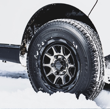 雪道も安心!スタッドレスタイヤ標準装備