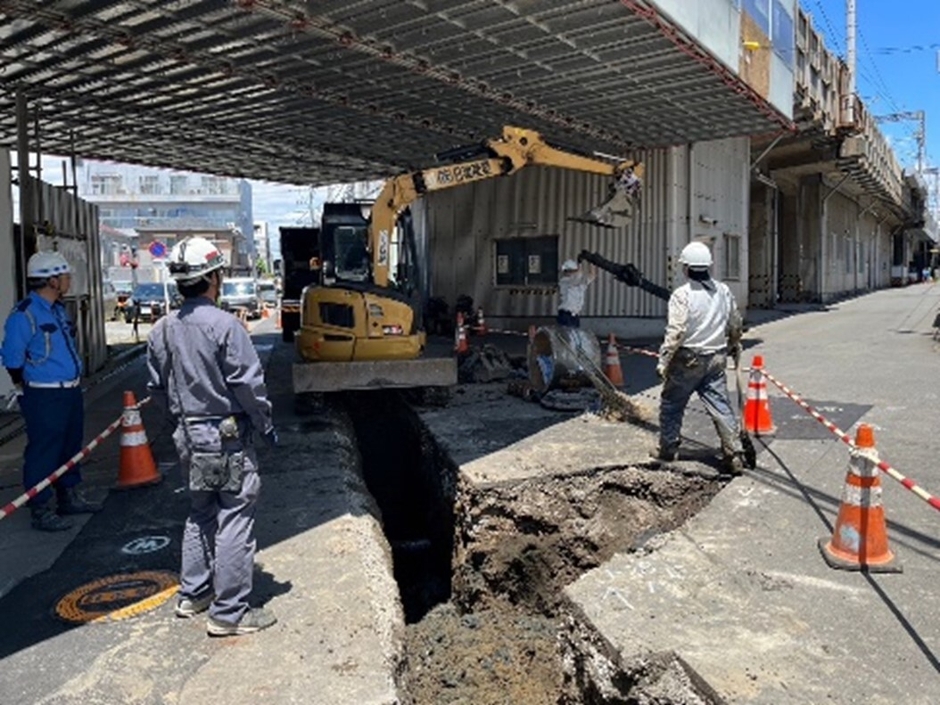 市内水道管の工事現場 旧管撤去