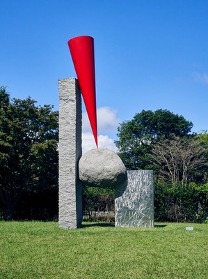 《浮くかたち―赤》2000年(霧島アートの森蔵) 撮影:東 花行