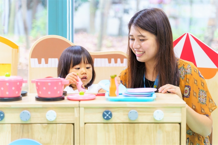 様々なアイテムを用意のままごとコーナー