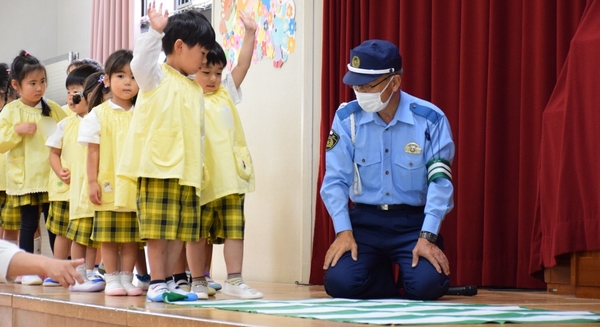 令和6年（2024年）の交通安全教室で、横断歩道の渡り方を学ぶ様子