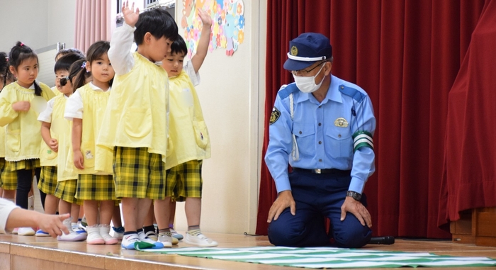 令和6年(2024年)の交通安全教室で、横断歩道の渡り方を学ぶ様子