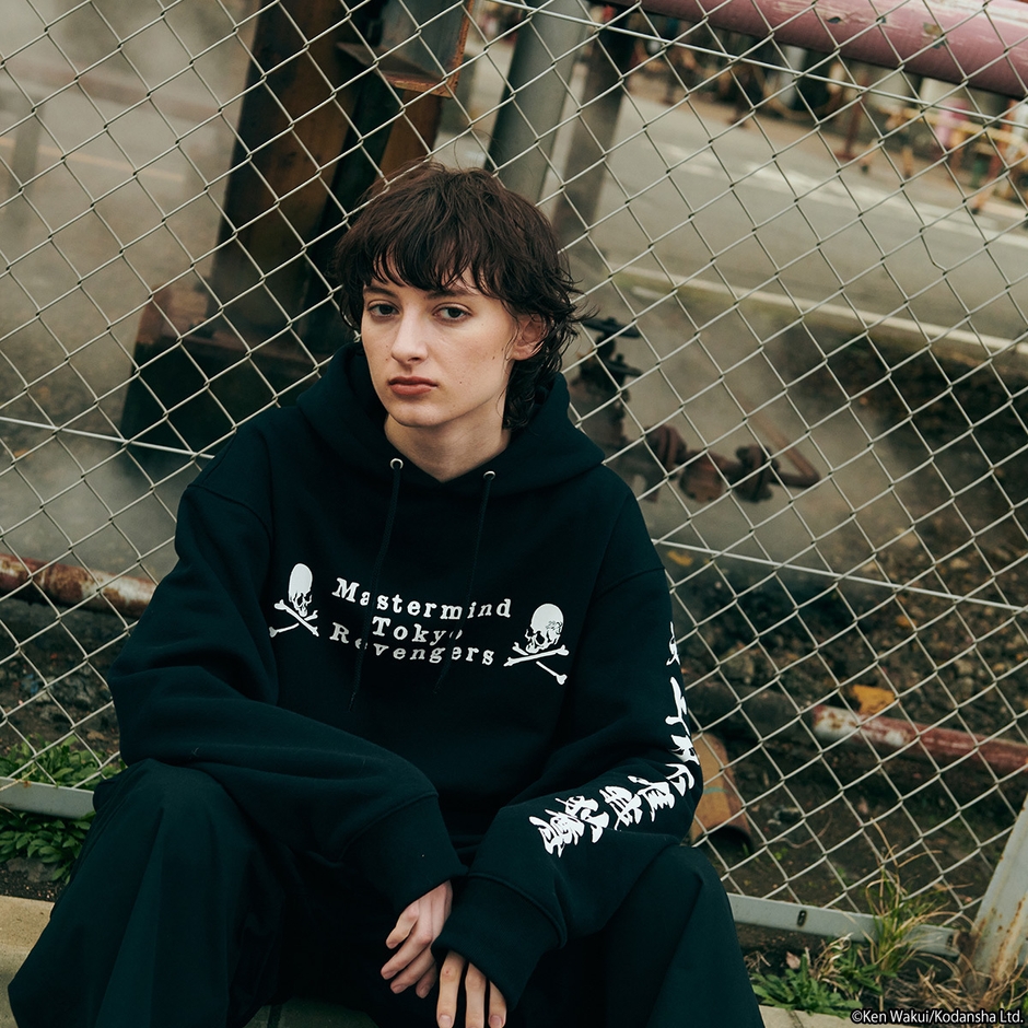 Tokyo Revengers mastermind JAPAN パーカー 初代ロゴ柄 着用イメージ