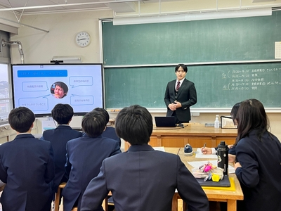 特別授業を行う、エム・トゥ・エム 営業部 伊藤優大