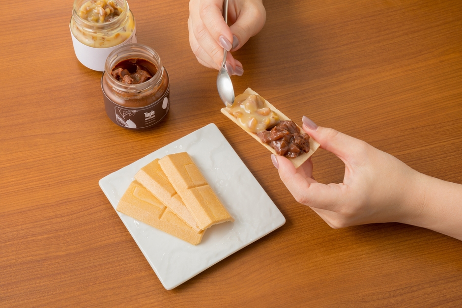 クリームをサンドする様子