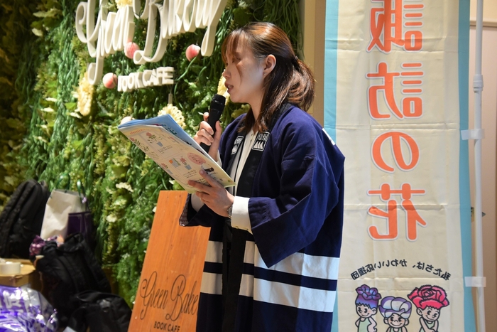 長野県産の花について紹介する依田さん