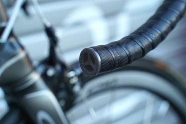 ロードバイク専用 ハンドル内蔵式ブザー「GENTZ」が Amazonにて事前予約開始！ ～ベルの時代からGENTZの時代へ～